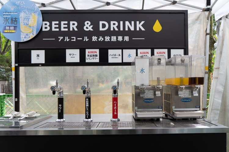 セルフサービスにはビール以外の飲み物も。他にもウイスキーやワインが置かれたコーナーもあります。