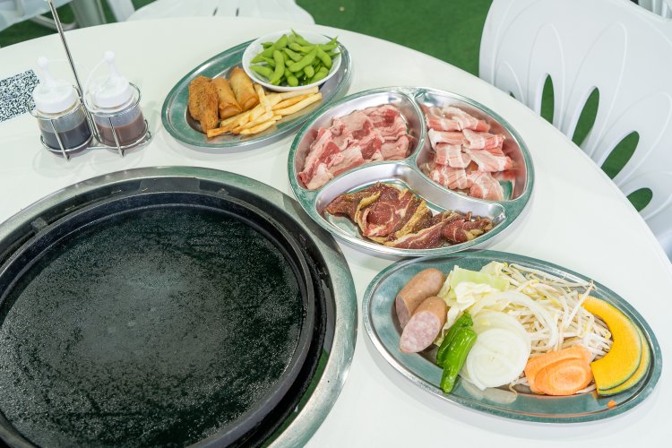 肉が焼けるまでのおつまみとして揚げ物や枝豆が提供されるのが心にくい。