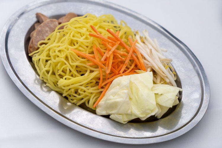 焼きそばは3種類のソースが選べて、やっぱり迷う。