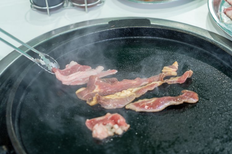 屋外で肉を焼くってやっぱり特別！