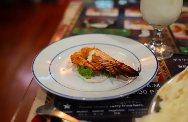 セットについてきた、パリッと焼き上げられたエビ。