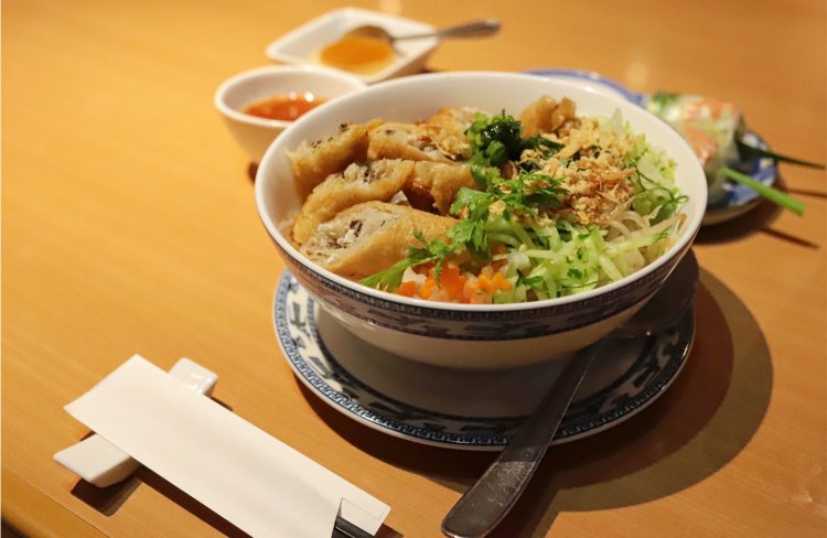 揚げ春巻き素麺1155円。