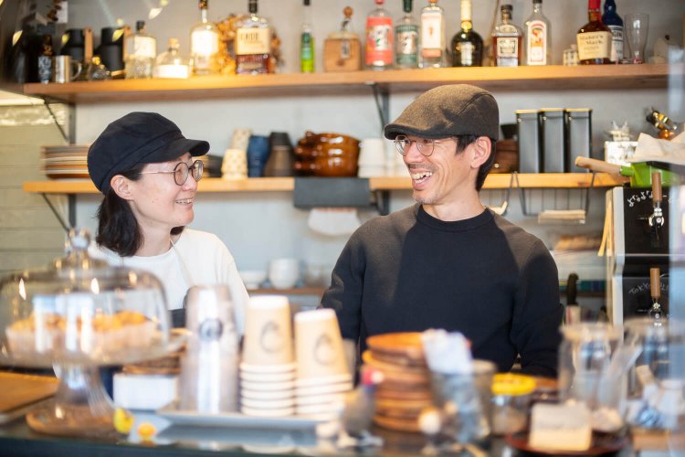 息の合った笑顔を見せる轟裕介・奈津代さん夫妻。「自家焙煎コーヒーもご一緒にいかがですか？」。