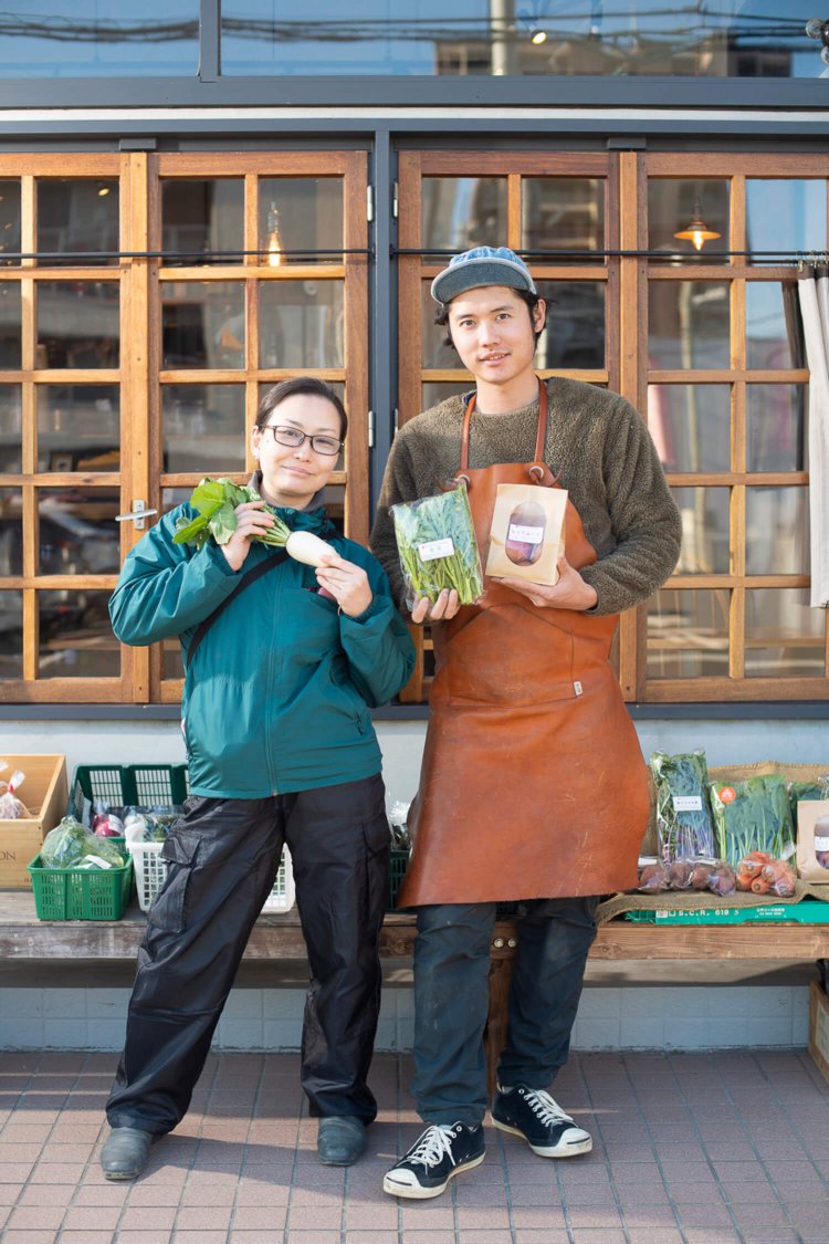 近隣飲食店に引っ張りだこの『森田農園』森田昌（あきら）さん（右）と、『YoNE farm』糸賀崇子さんが来店中！