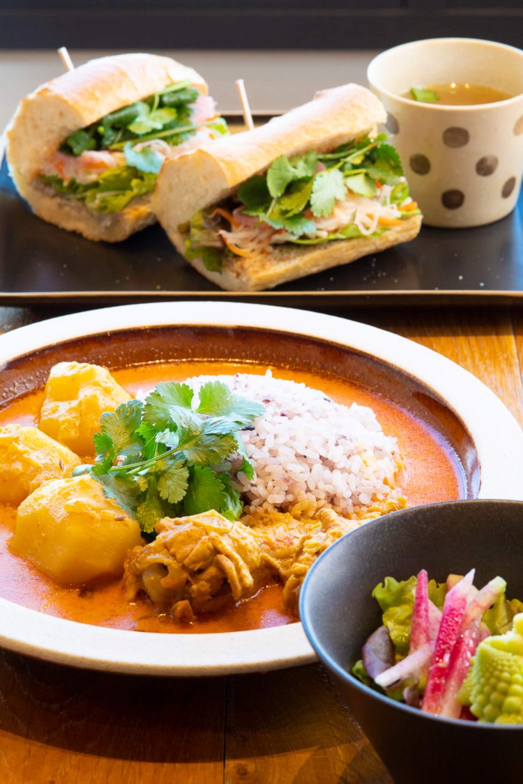 シンガポールカレー1200円（手前）、バインミーサンドイッチ860円。