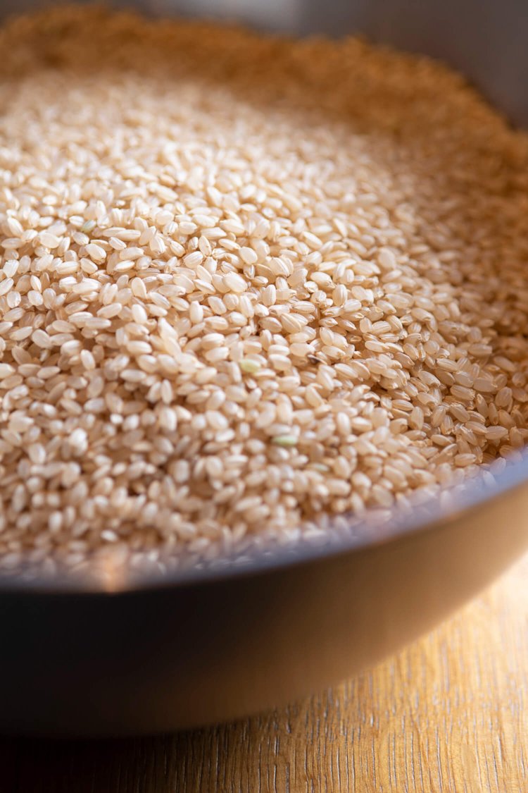 玄米の状態で届くコシヒカリ。