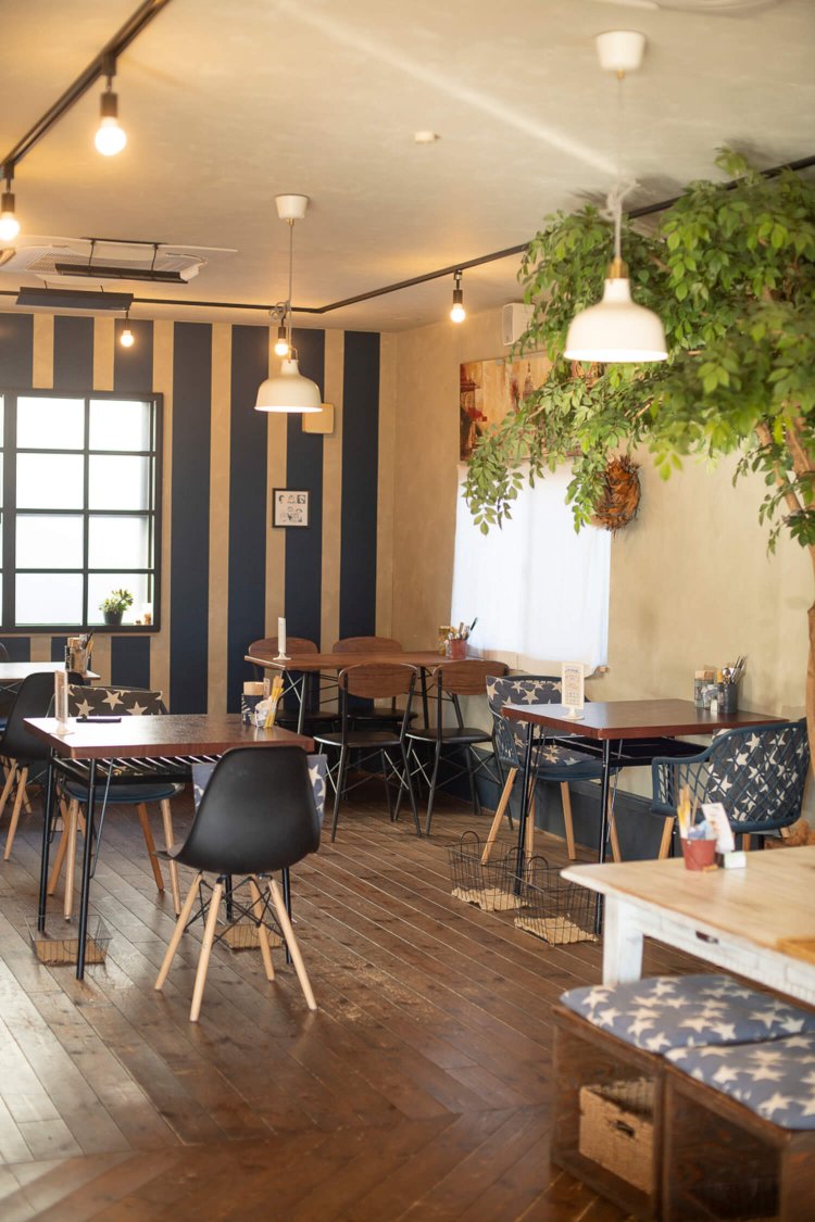 座席がゆったりと配置された空間。