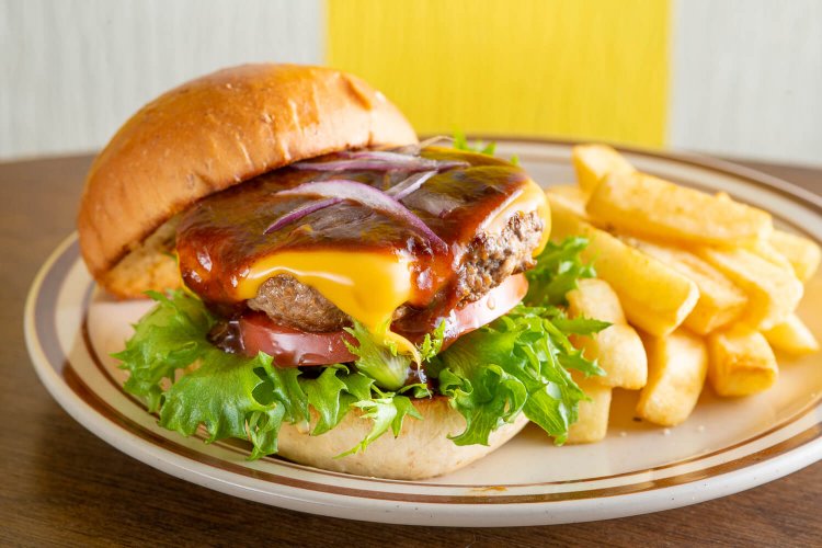 シャキッ！としたレタスも野田育ち。ビーフ＆チェダーチーズバーガー1100円は手ごねビーフパティが125gも。レタスのほかトマトも野田産。