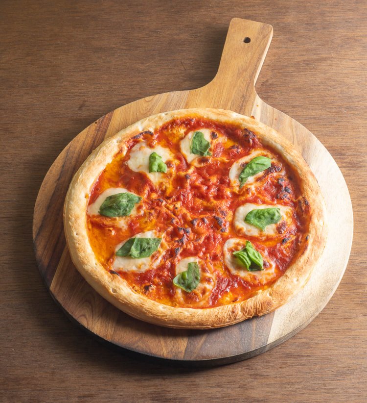 チーズの白&バジルの緑が映える、野田のマルゲリータ1050円。