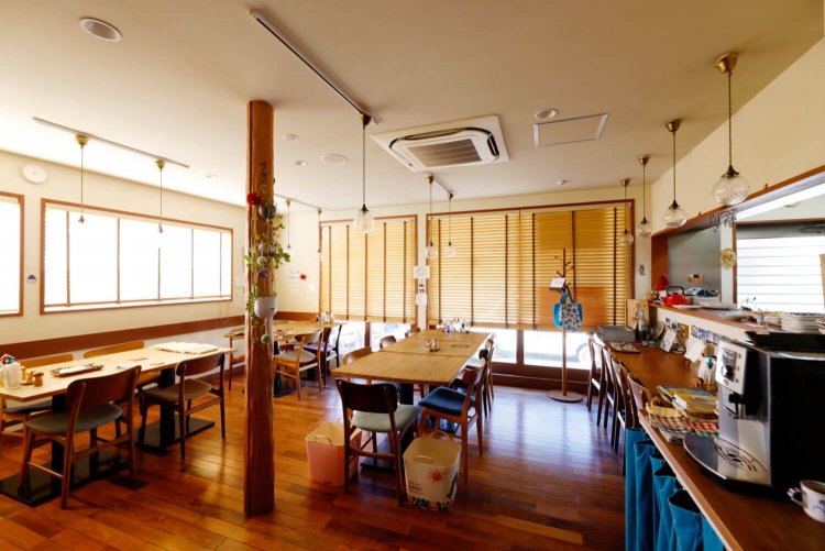 白木のテーブル席に座れば、心地よい時間が流れ始める。「ワンオペだけど、ゆったりした時間を大事に」。