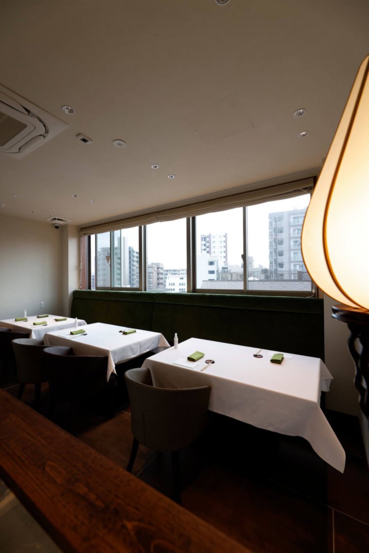 5階のダイニングフロア。3階と4階には厨房を目の前にするプライベートルームも完備。