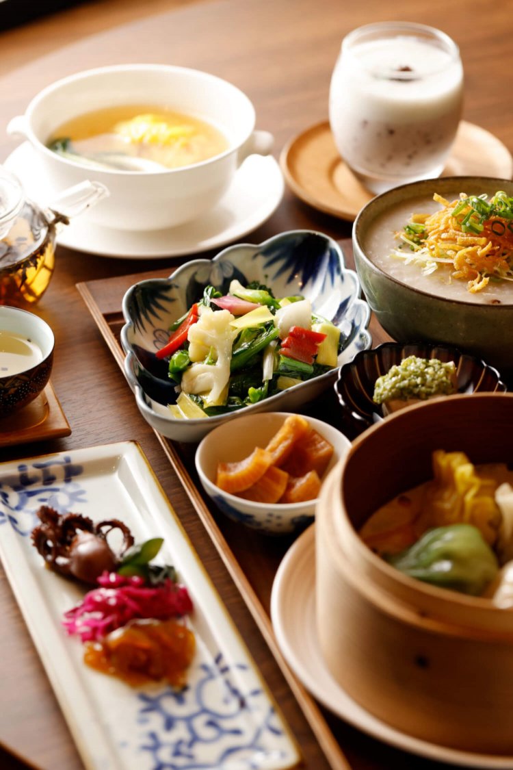 香港粥と楽しむ飲茶ランチセット4235円。柏野菜の一品が付く。