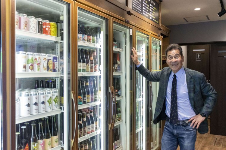 世界各地のクラフトビールで埋め尽くされている冷蔵庫。