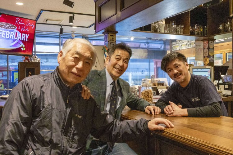 『平野屋酒店/Beer Stand Hiranoya』で平野君（左）と明良君（右）と。