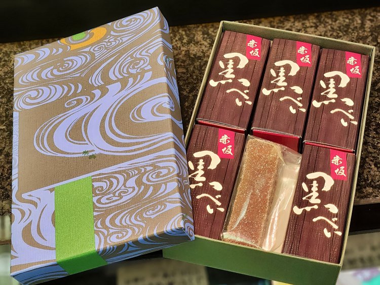 黒糖カステラ 黒べい6個入り1836円。※オンラインショップ購入可。