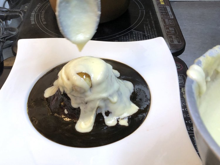 そして仕上げはホワイトクリームソース。これを山頂からとろ～り。すると大量の雪をかぶったように富士が白く染まっていく。