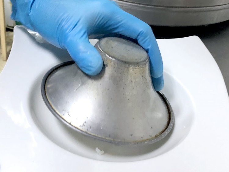 まずは、お皿を電子レンジで温めたのち、富士山の型を使ってご飯が盛られる。