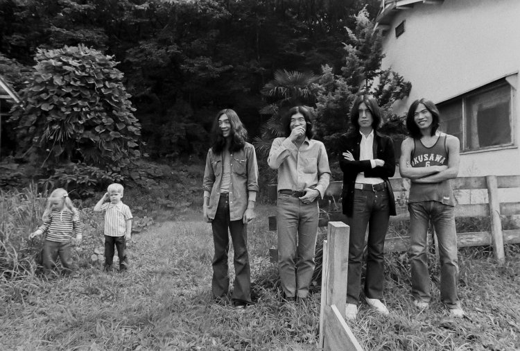 1971年9月、アメリカ村に『風街ろまん』ジャケット撮影にきたはっぴいえんど。左から細野晴臣、大瀧詠一、松本隆、鈴木茂。