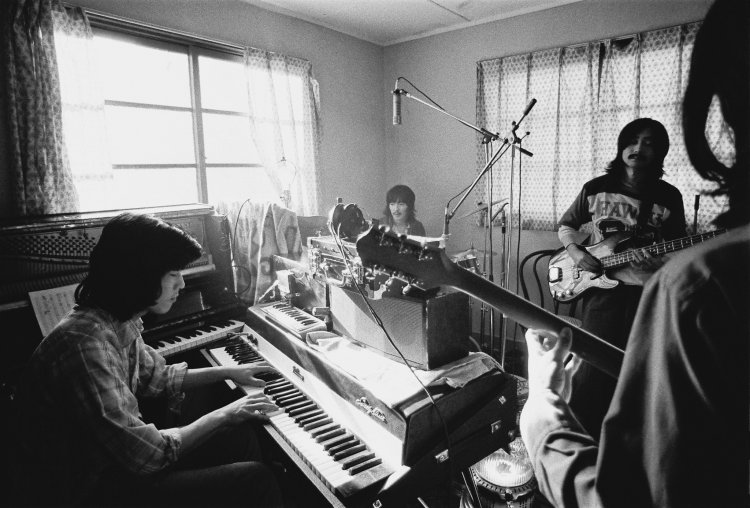 1973年2月、細野晴臣自宅での『HOSONO HOUSE』レコーディング風景。左から松任谷正隆、林立夫、細野晴臣、鈴木茂。