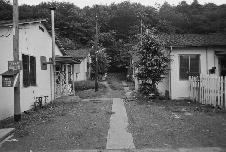 1971年のアメリカ村の風景。家の間に垣根はなく、庭は２～３台の車がおける広さだった。この広々とした空間が自宅録音を可能とした。