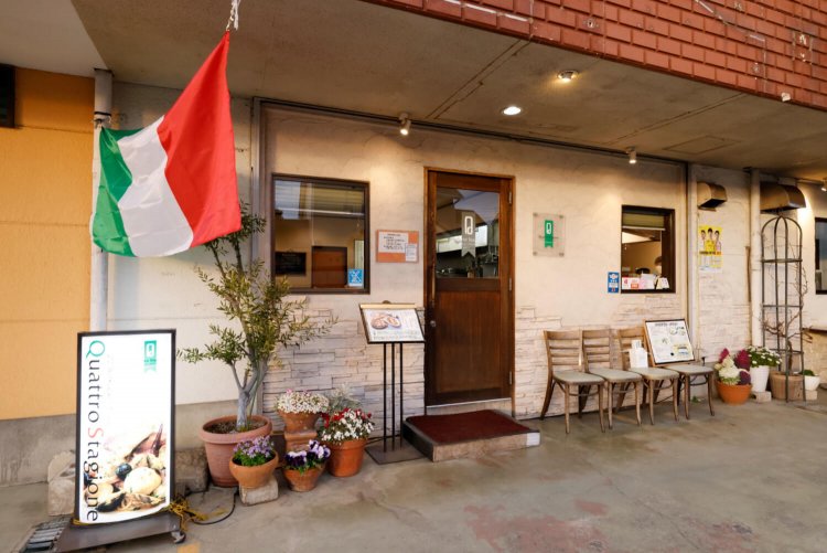 柏と流山の境に位置。店内はテーブル席やカウンターのほか、小上がりもある。