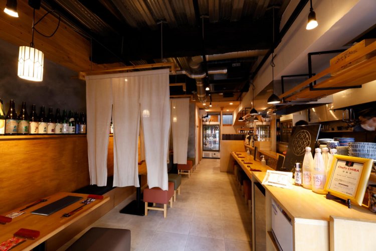 のれんの仕切りが印象的。