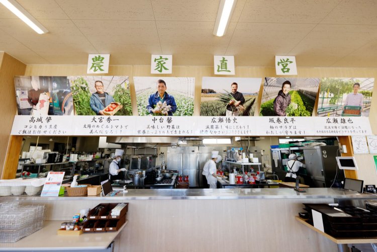 農家さんのパネルを掲げた店内。誰が育てたかがわかり、生産者がより身近に。