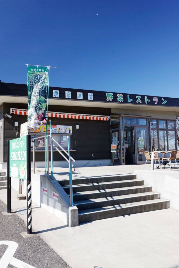 店は手賀沼前で、テラス席もある。3月は河津桜が見ごろ。