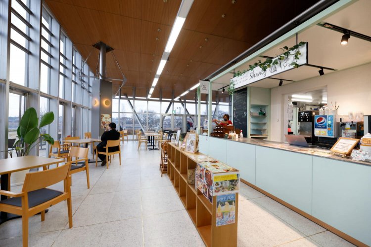 ガラス張りの窓の向こうに手賀沼の景色を一望できる。