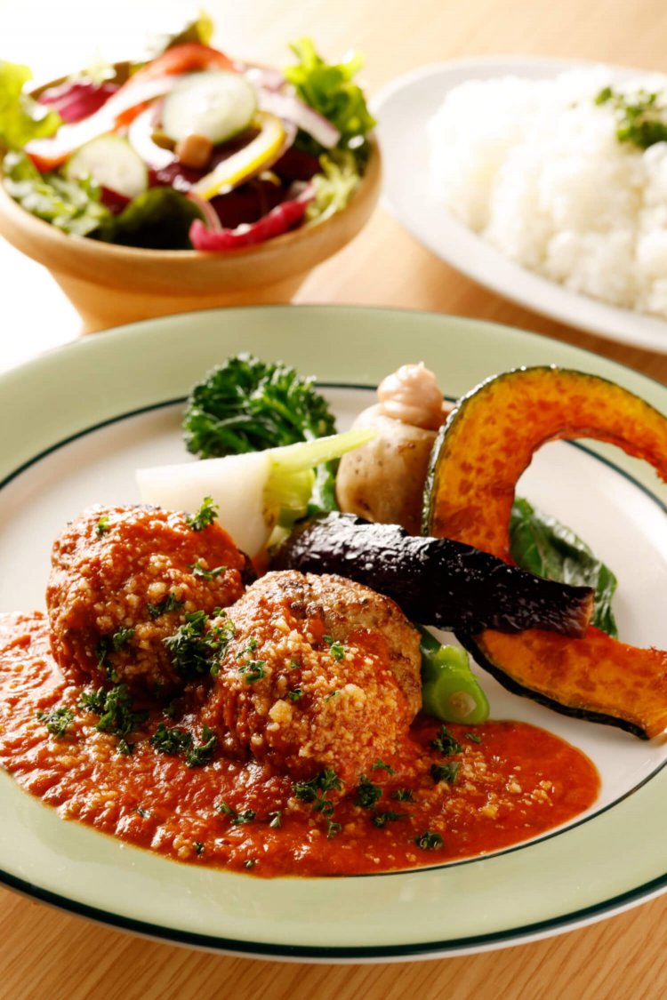 柏幻霜ポークハンバーグ1500円（ライス付き）。柏野菜使用のサラダセット300円。ハンバーグはしっとり柔らかく、ジューシー！お子様ハンバーグランチ500円もある。