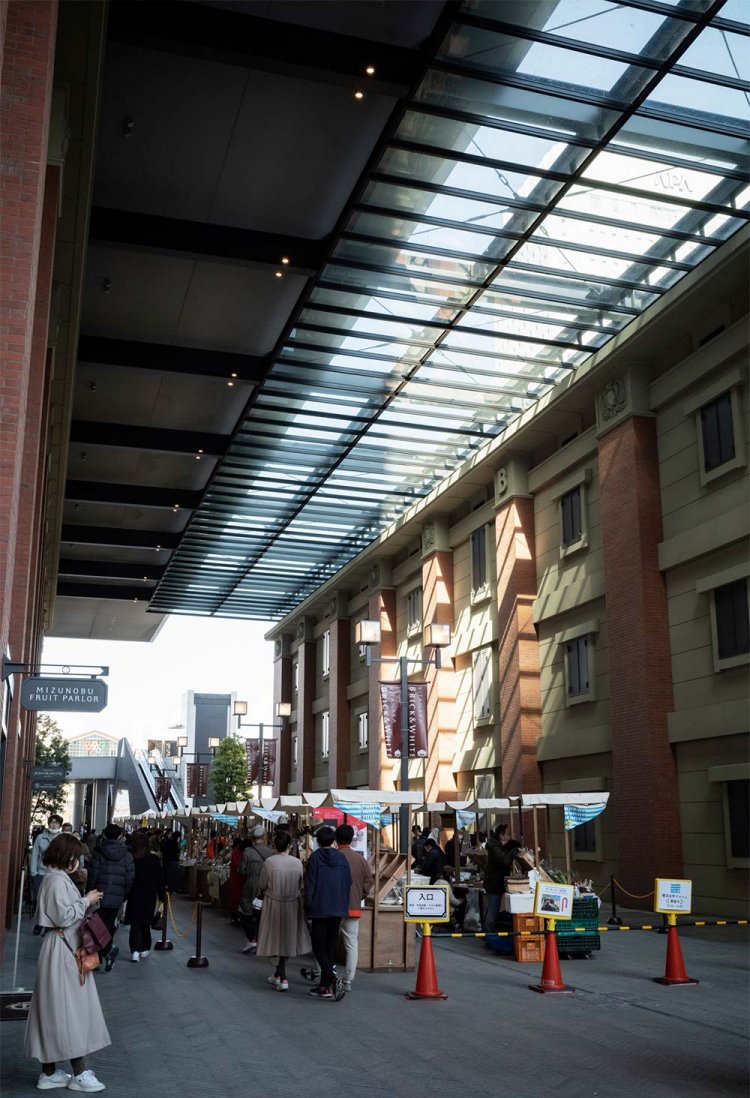 KITANAKABRICK&WHITE。かつてあった帝蚕倉庫を復元し、1階にギャラリーも。