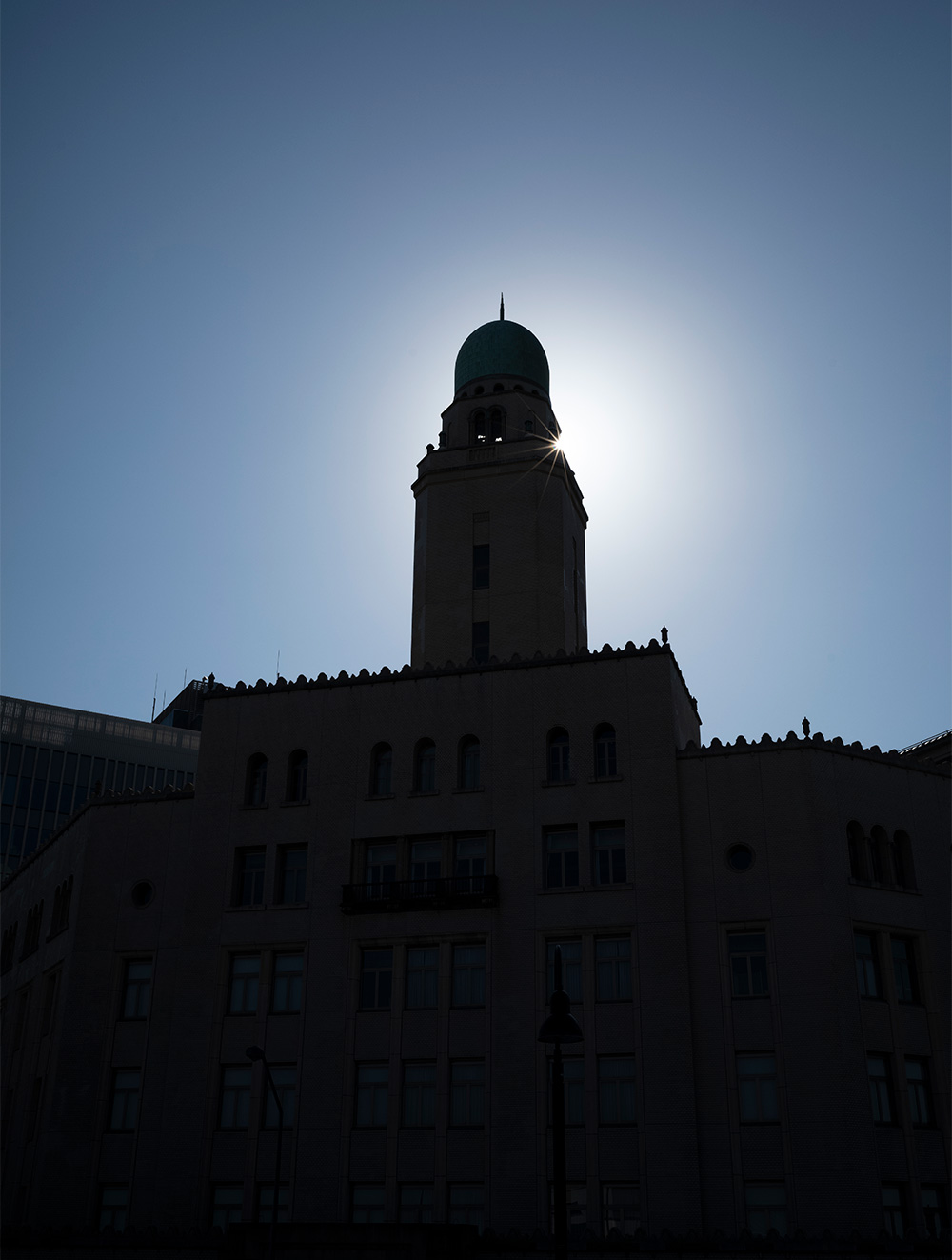 昭和9年（1934）竣工の横浜税関。シンボリックなイスラム寺院風の塔は「クイーン」の愛称で親しまれる。