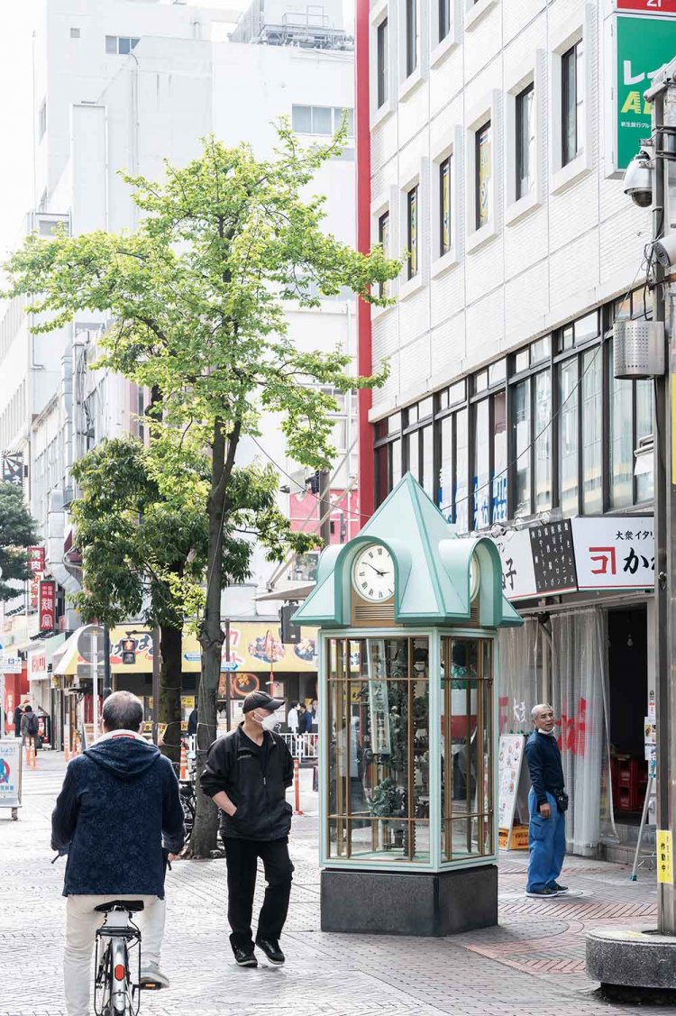 買い物客でにぎわうイセザキ・モール。からくり時計「タウンピープル」が人々を見守る。