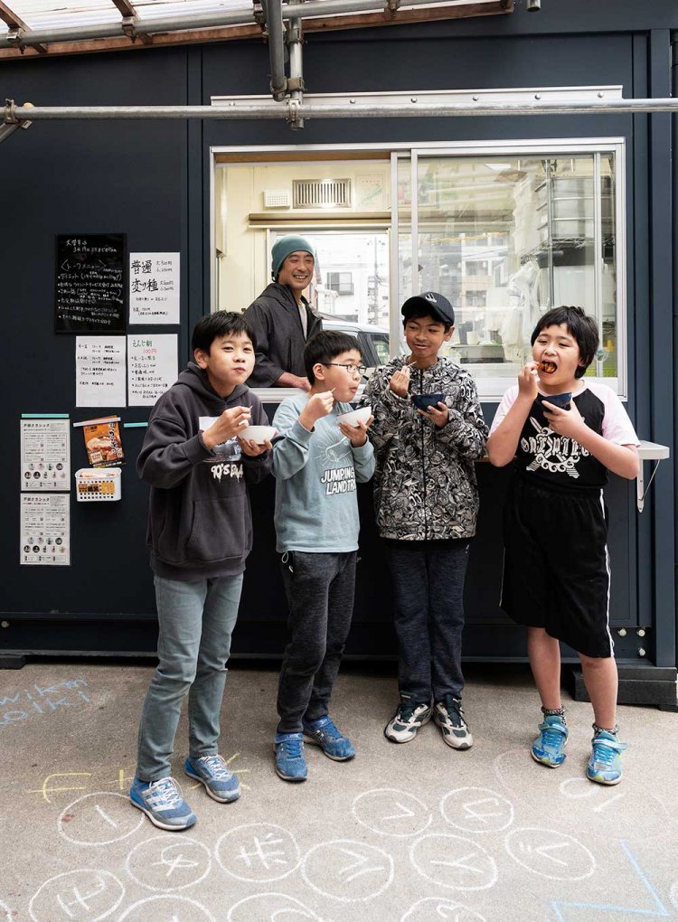 リヤカーで開業したが常連客に、動かないで～と願われ、ここに。「僕もこの町内で大人に見守られて育ったもんな」と店主の眞田さん。