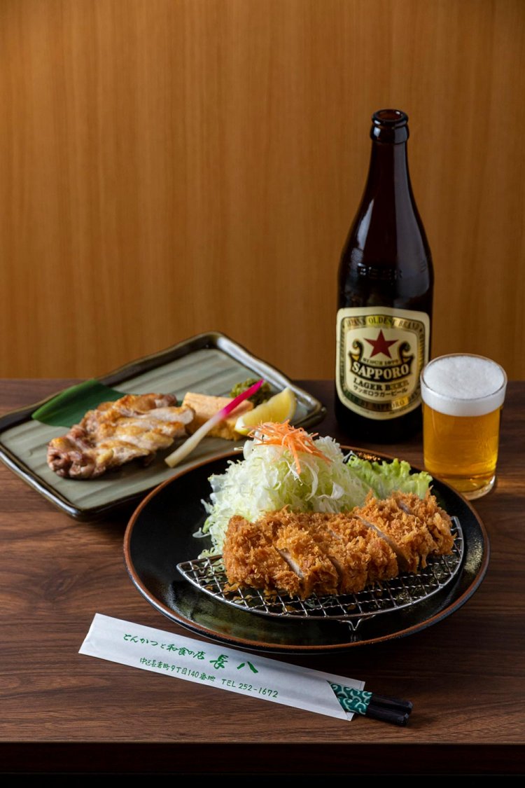 ロースかつ1600円は衣の剣立ちも美しく、きじももの塩焼き1800円など珍しいメニューも。