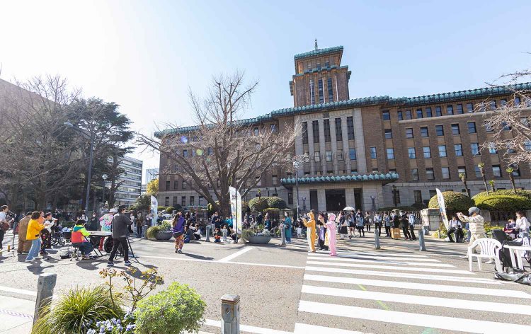 神奈川県庁前の日本大通りが歩行者天国に。