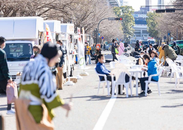 キッチンカーが出店。県の特産品が販売されることも。