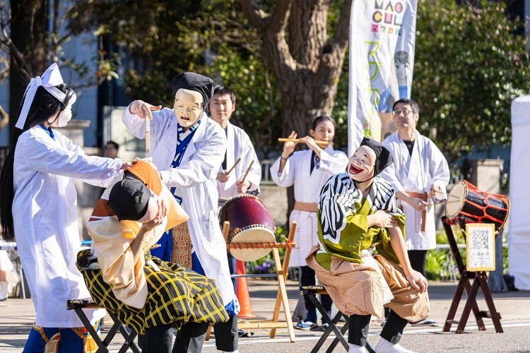 伝統芸能の里神楽を演じる石森社中。作品はワクチン接種をテーマにした「注射こわぃ」。