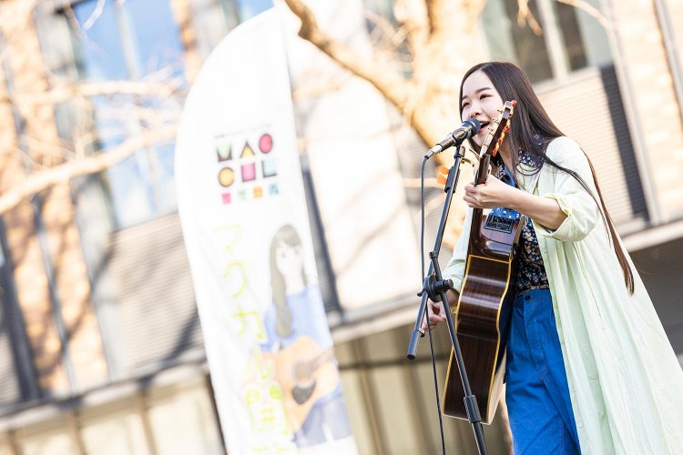 「バーチャル開放区2022」で1位を受賞した宏菜が、凛とした弾き語りを披露。