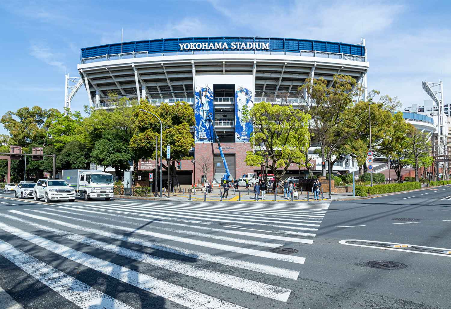 関内駅南口、みなと大通りを挟んでの横浜スタジアム。「この信号で待つのがいい」。