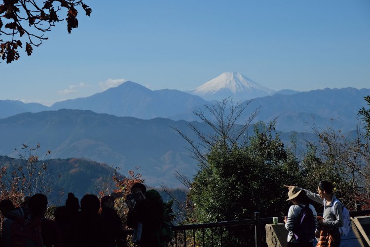 広い高尾山山頂の最西端からが富士山の見晴らし所になっている。天候や季節にもよるが、かなりくっきり見えている。