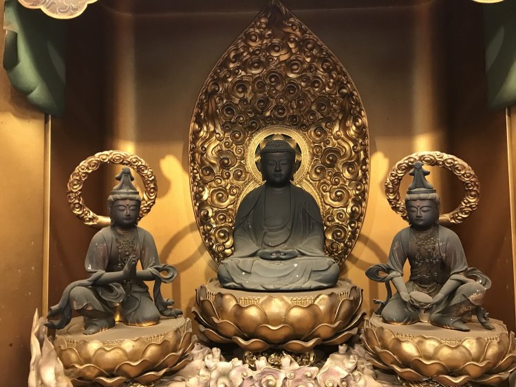 調布市「常楽院」の阿弥陀如来坐像。