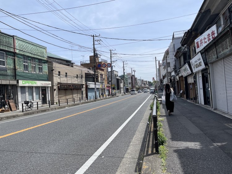 古い看板建築の店が並ぶ上町の商店街。