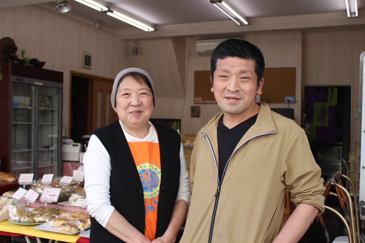 齋藤貴子さんと息子の健太朗さん。