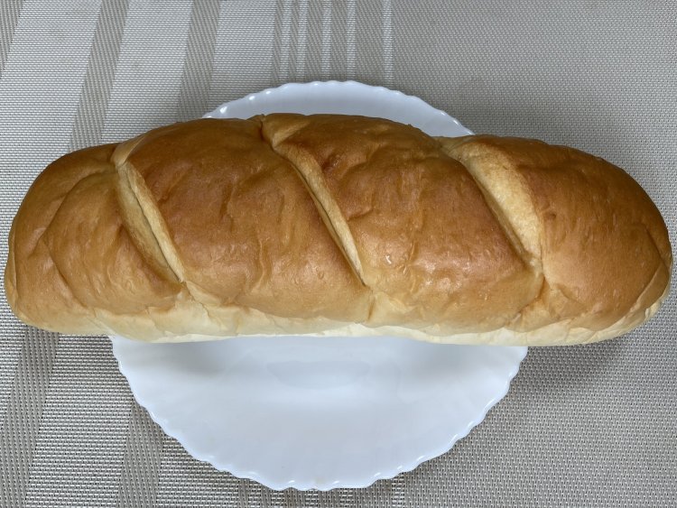 皿からはみ出るコッペパン。