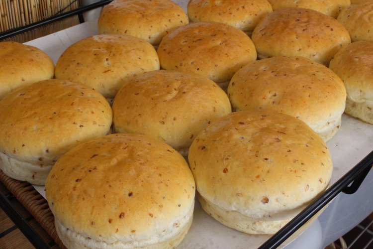 １膳食パン（玄米）は１個、150円。噛むほどに甘みが広がるうまさ。