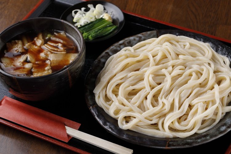 具だくさんのつけ汁と、旬の野菜の糧を添えるのが武蔵野うどんの流儀！