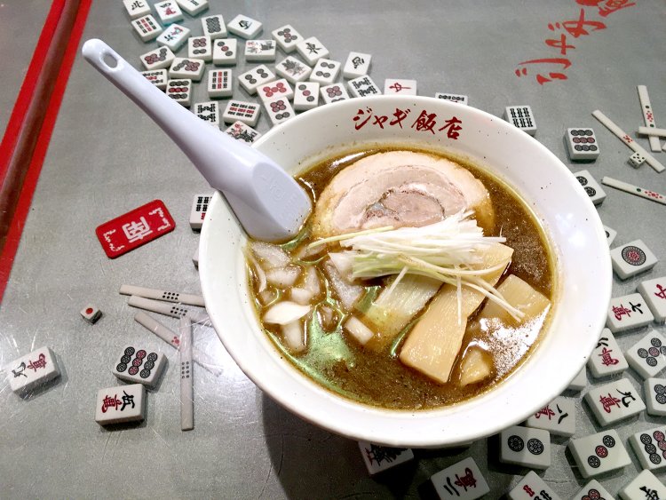 ランチタイムのメニューは濃厚魚介豚骨拉麺900円のみ。