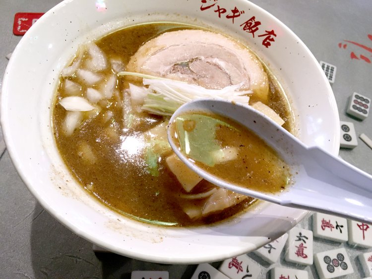 サバ、カツオ、煮干しなどで出汁をとっているそう。魚粉もたっぷり濃厚スープだ。