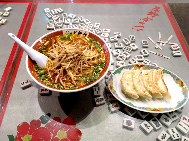 夜メニューのジャギ拉麺930円。居酒屋タイムのお通しはなんと餃子！お通し餃子400円。